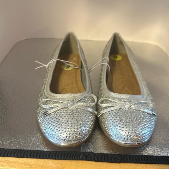 ANDIAMO new without tags beautiful silver flat shoes. Size is nine medium. - Picture 1 of 8